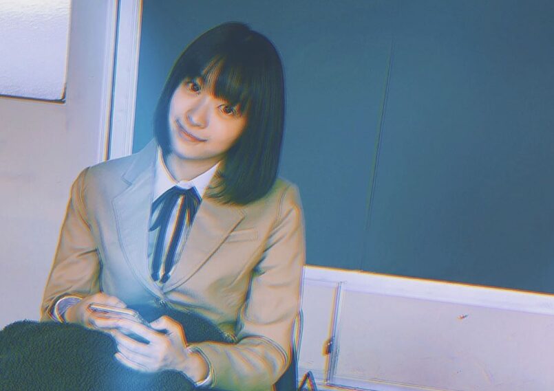 鳴海唯 制服姿
