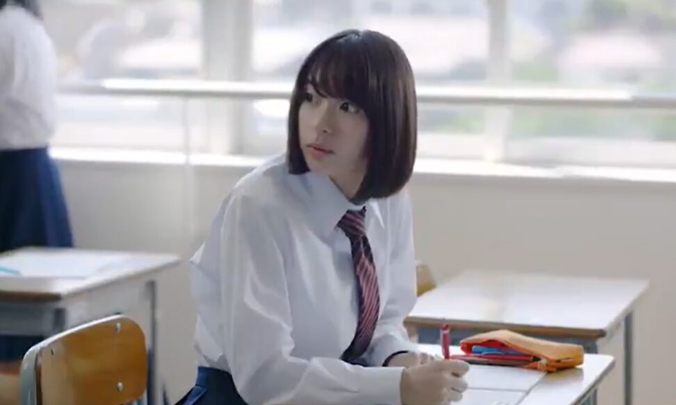 鳴海唯 制服姿