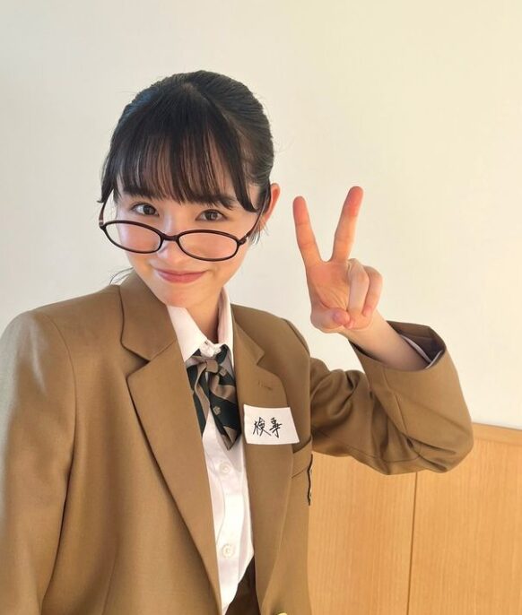 幸澤沙良　制服姿