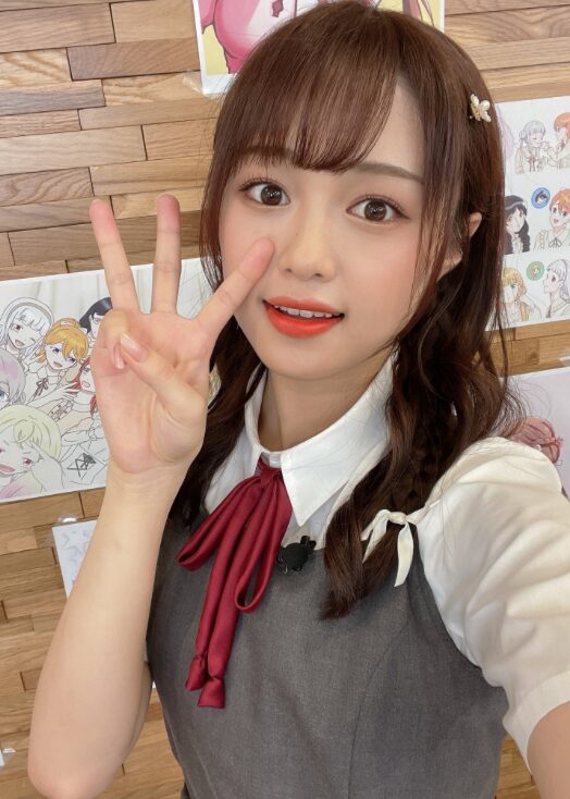 絵森彩　制服姿
https://x.com/AyaEmori_BOX/status/1553697335690928128