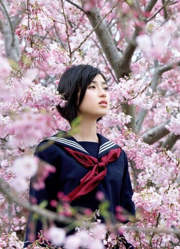 学生服を着た白石聖