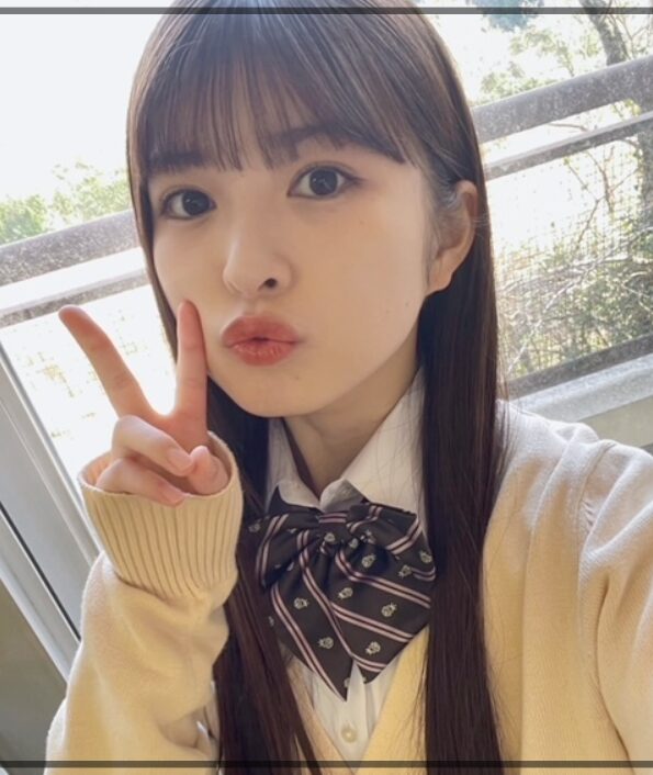 小川彩　制服姿