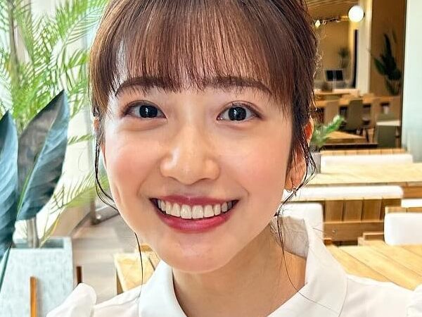 南後杏子　髪をまとめた白シャツスタイル