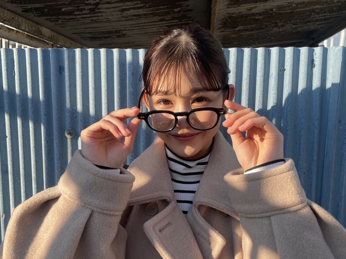 石井蘭(RAN)黒ぶち眼鏡をずらしたポーズをとっている