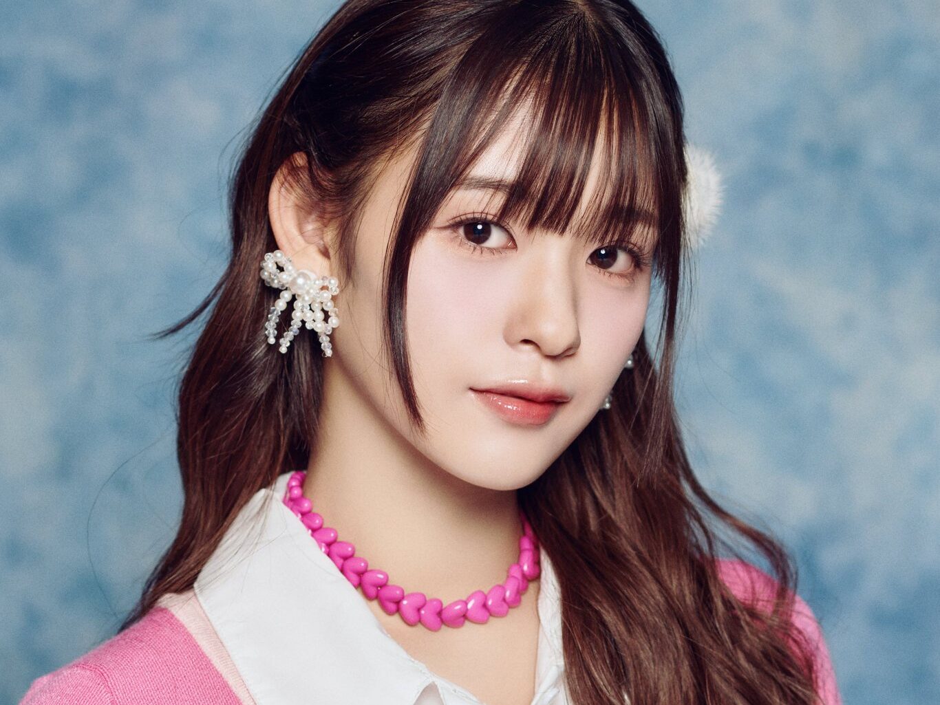 石井蘭(RAN) ピンクの衣装を着ている