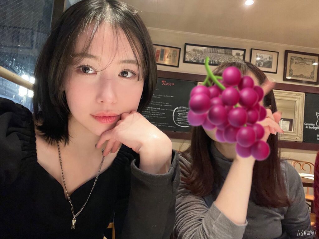 笠原桃奈(MOMONA) 黒い服を着て肘をついている