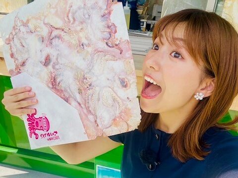 後藤楽々 タコせんべいを食べようとしている