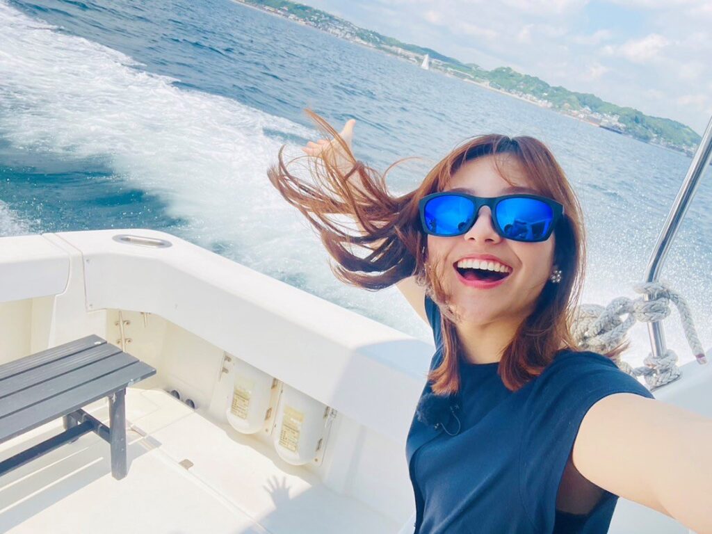 後藤楽々 サングラスをして海の上を走る船上での写真
