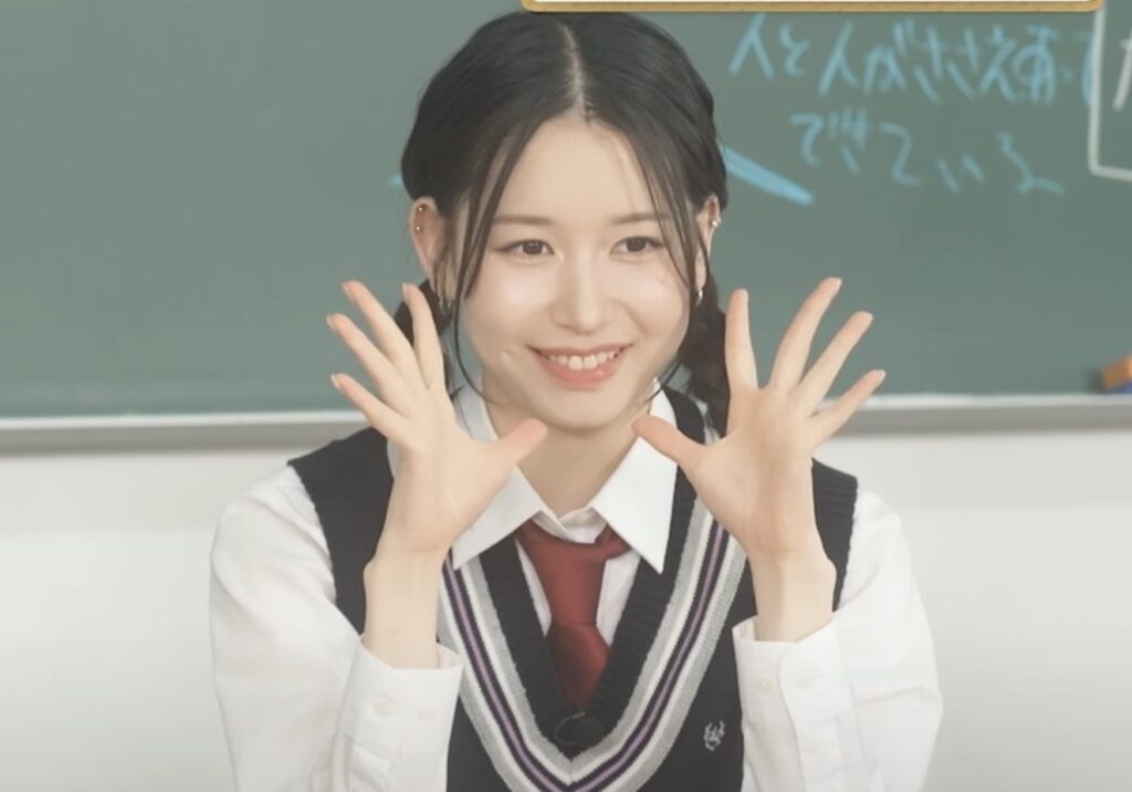 笠原桃奈(MOMONA) 制服姿で机に座っている