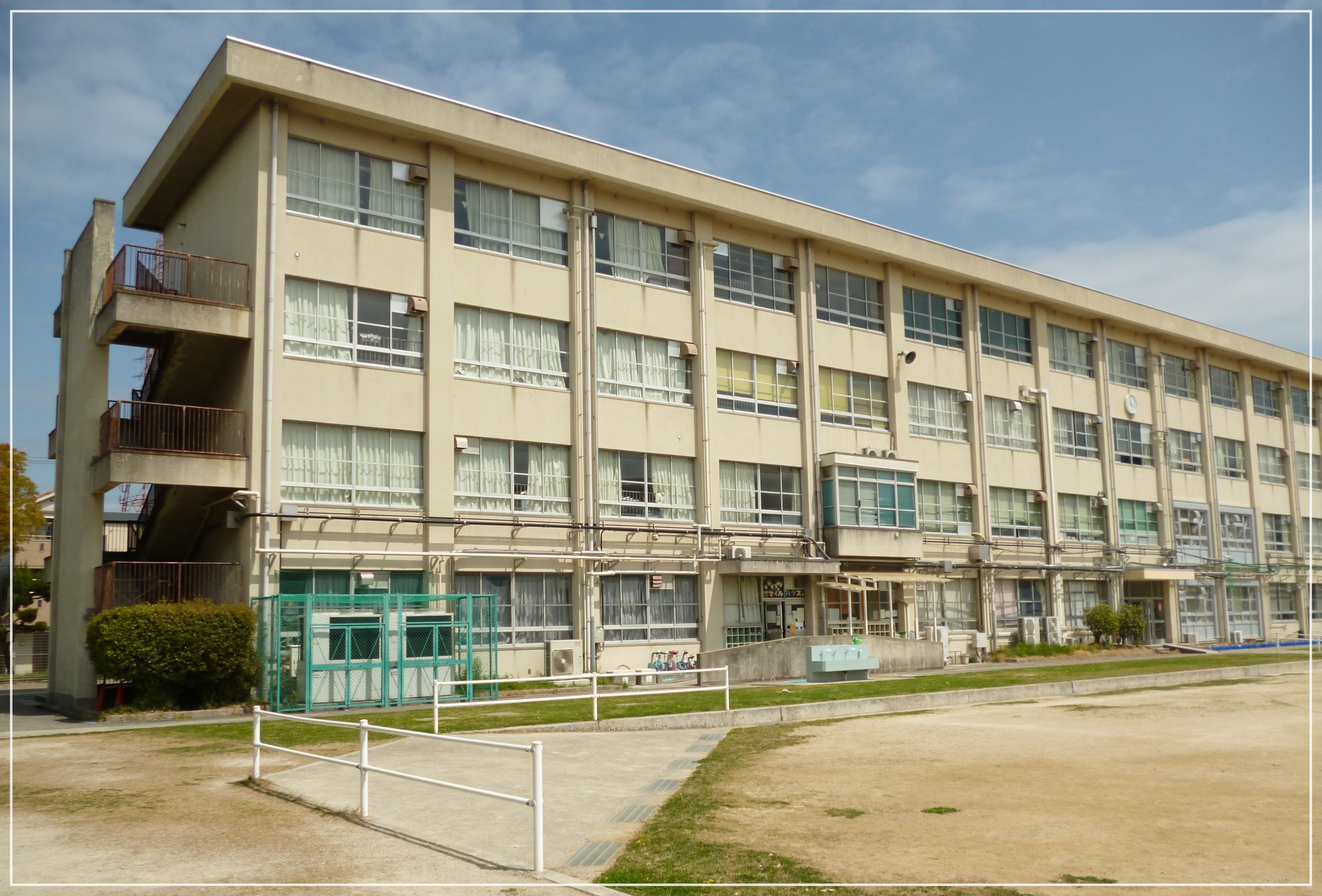 寝屋川市立楠根小学校 外観